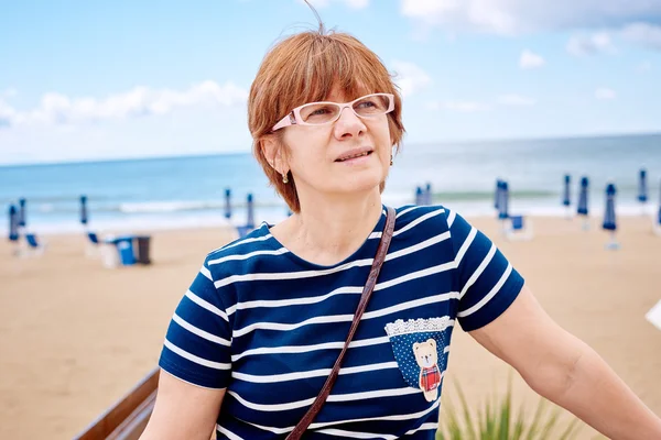 Стильная женщина на пляже — стоковое фото