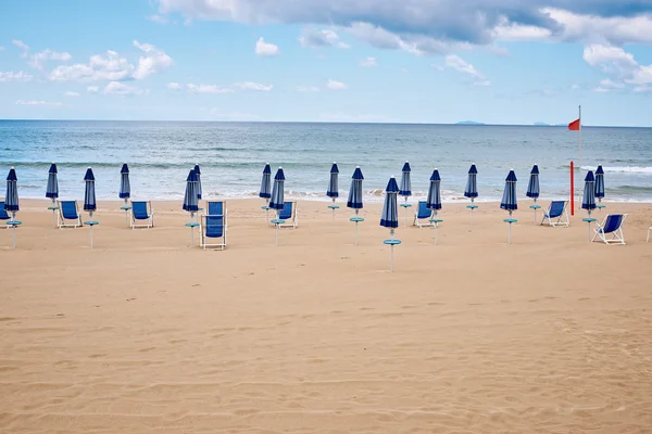 La spiaggia con ombrelloni e lettini sulla costa — Foto Stock
