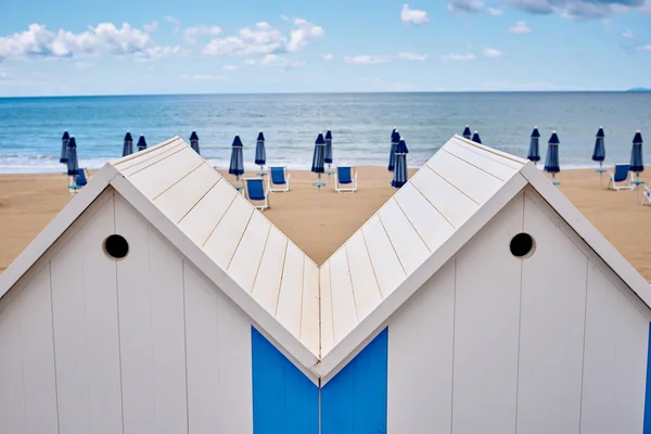 Kıyısında plaj kulübe