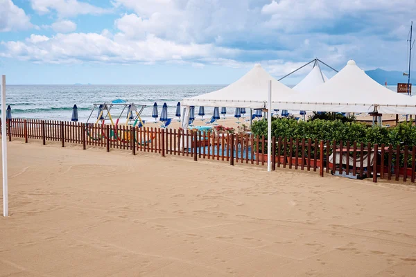 Plajda şemsiye ve şezlong kenarı ile