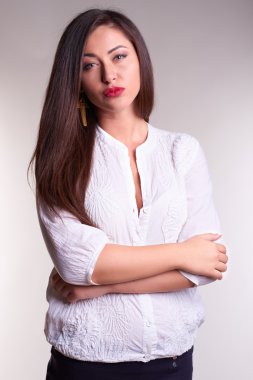 Beyaz gömlekli kadın güzel ofis