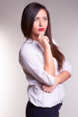 Beyaz gömlekli kadın güzel ofis