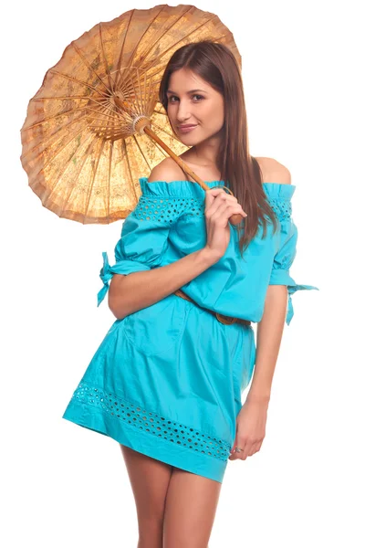 Meisje in blauwe jurk met paraplu isoleren op witte achtergrond — Stockfoto