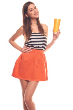 Holding kağıt bardak beyaz arka plan üzerinde izole kadın