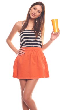 Holding kağıt bardak beyaz arka plan üzerinde izole kadın