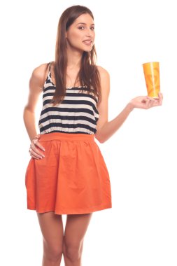 Holding kağıt bardak beyaz arka plan üzerinde izole kadın