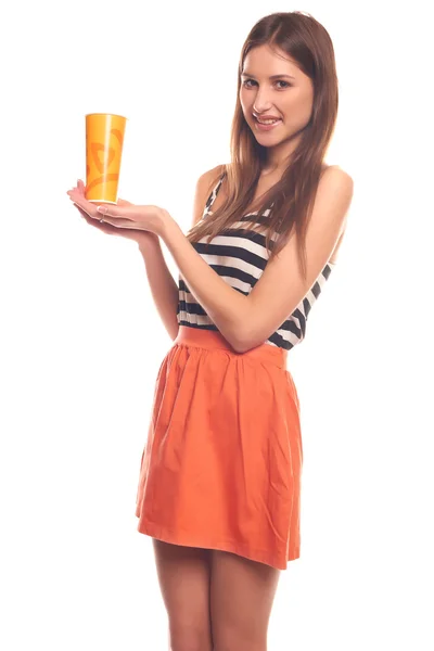 Женщина на белом фоне с бумажной чашкой — стоковое фото