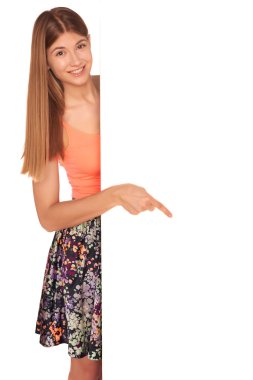 Kız yelek ve beyaz duvar arkasında etek