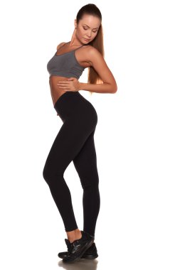 Fitness kadın spor stil ayakta izole beyaz arka plan karşı