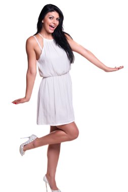 Beyaz bitti izole bir beyaz yazlık elbise genç kadın