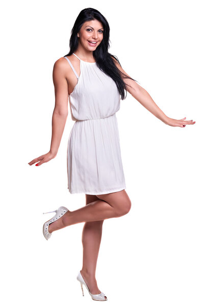Молодая женщина в белом летнем платье изолированы над белым
