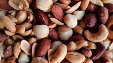 Dönen Tuzlu Kokteyl Fındıklarını, Yavaş Hareketli Tuzlu Kokteyl Fındıklarını Kapat