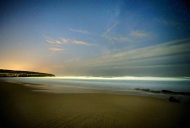 Yıldızlar ve gelgitler arasındaki sessizlik, sonsuzluk, evren, insan, gece, ay ışığı, gelgit, plaj