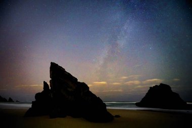 Sessiz, sonsuz bir denizin parçaları, kozmos, gece, ay ışığı, gökyüzü, okyanus, plaj, renkli