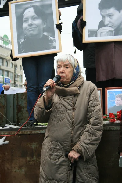 La activista de derechos humanos Lyudmila Alexeyeva habla en un mitin en memoria de Markelov y Baburova —  Fotos de Stock