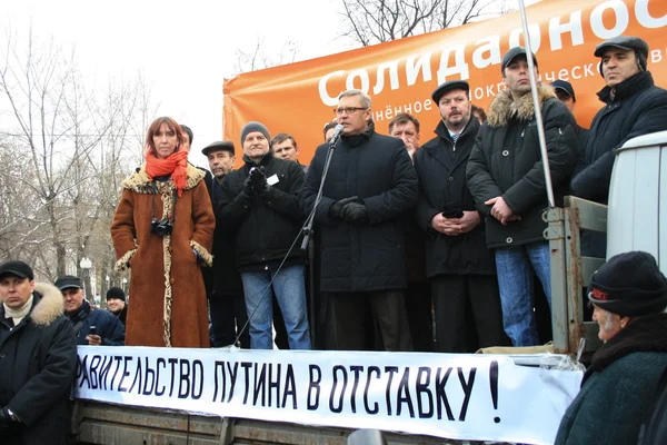 Колишній прем'єр-міністр Росії Михайло Касьянов виступаючи на мітинг опозиції проти Путіна — стокове фото
