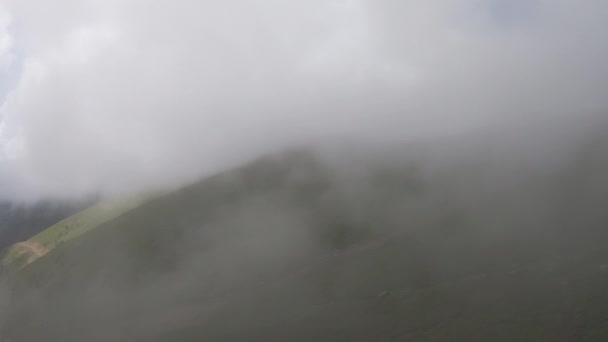 Wolkenverhangene Berge, Draufsicht. Sommerlandschaft. Der Kaukasus, der europäische Teil Russlands — Stockvideo