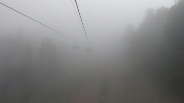 Bergbahn im Nebel, Sommertag bewölkt. Mystische Atmosphäre Der Kaukasus, der europäische Teil Russlands — Stockvideo
