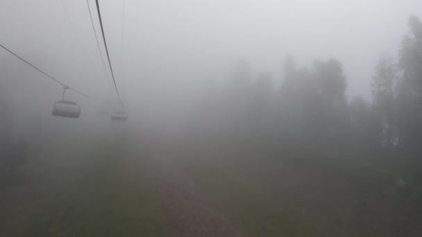 Impianti di risalita in caso di nebbia, giornata nuvolosa estiva. Atmosfera mistica Il Caucaso, la parte europea della Russia — Video Stock