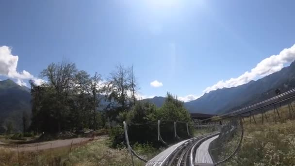 罗德尔班的吸引力，从山上滑下铁轨。极度的娱乐。阳光灿烂 — 图库视频影像