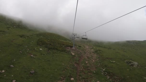 Wyciąg górski w mglistej pogodzie, zbocze górskie. Mistyczna atmosfera — Wideo stockowe