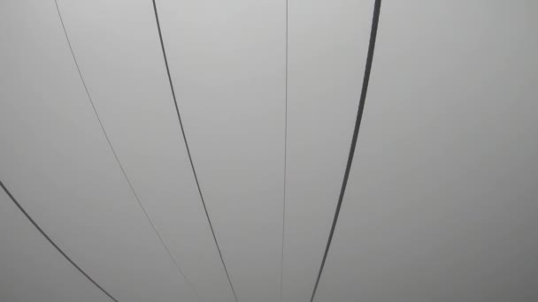 El sistema de ascensores en las montañas. Volando sobre una nube de niebla en tiempo lluvioso, día — Vídeo de stock