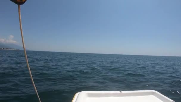 Vedere la mare de la o barcă, o excursie pe un catamaran. Vacanță la mare. Panoramă naturală — Videoclip de stoc
