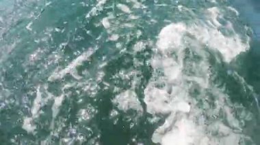 Deniz teknesinin arkasında kaynayan su, hız. Sıvı halde deniz nakliye yolu, gündüz