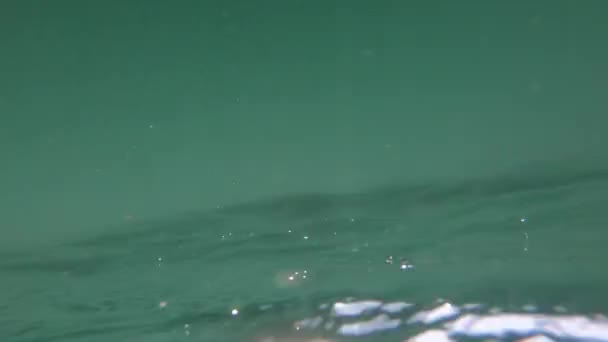 Superficie del agua del mar, fluido con olas, elemento natural, día — Vídeo de stock