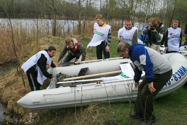 在Yabloko党的集会上，政客Sergei Mitrokhin带着一艘船，为自由进入水库的海岸辩护 — 图库照片