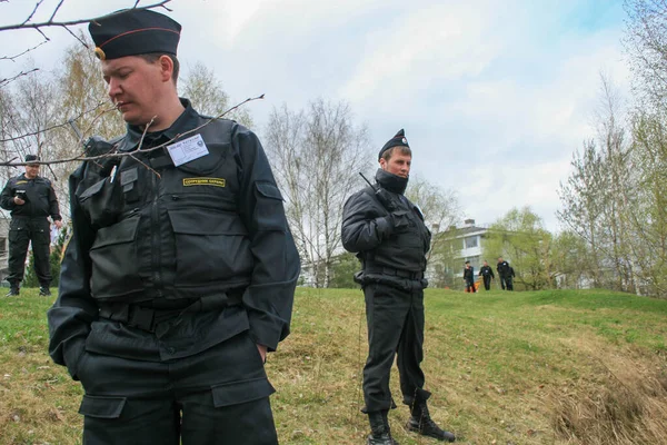 Prywatny ochroniarz uniemożliwia ci zejście na ląd na wiecu partii Yabloko w obronie swobodnego dostępu do brzegu zbiorników wodnych. — Zdjęcie stockowe