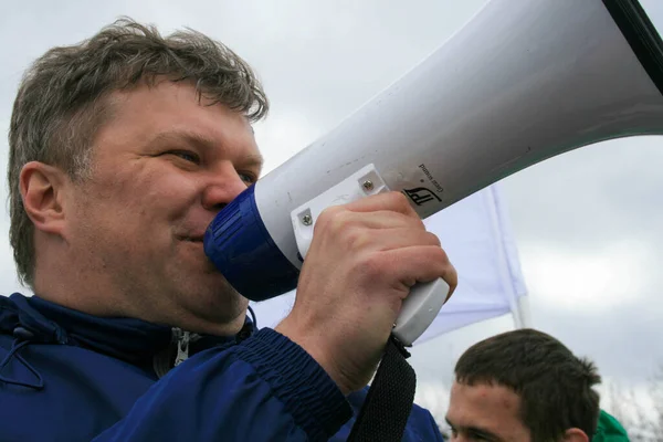 El político Sergey Mitrokhin habla en un megáfono en la manifestación del partido Yabloko en defensa del libre acceso a la orilla de los embalses — Foto de Stock