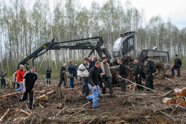 Επιθεώρηση των υπερασπιστών του δάσους Χίμκι στον τόπο παράνομης υλοτομίας — Φωτογραφία Αρχείου