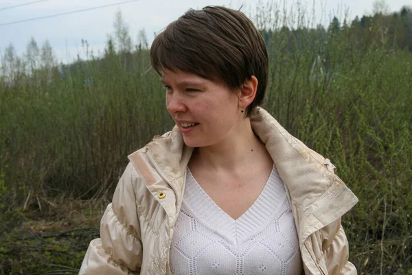 Environmental politician Yevgenia Chirikova at the site of the deforestation of the Khimki forest — Stock Photo, Image