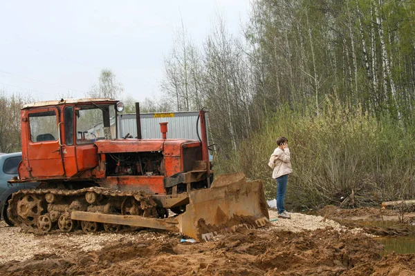 Економіст Євгенія Чирикова на місці вирубки лісів Кімкі. — стокове фото