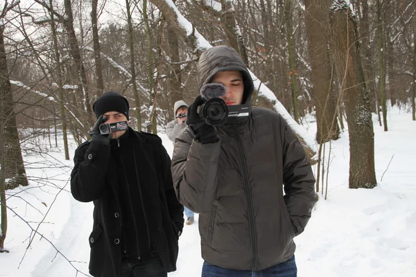 Provokatörer från pro-Kreml rörelsen nära nashi camp av försvararna av skogen khimki — Stockfoto