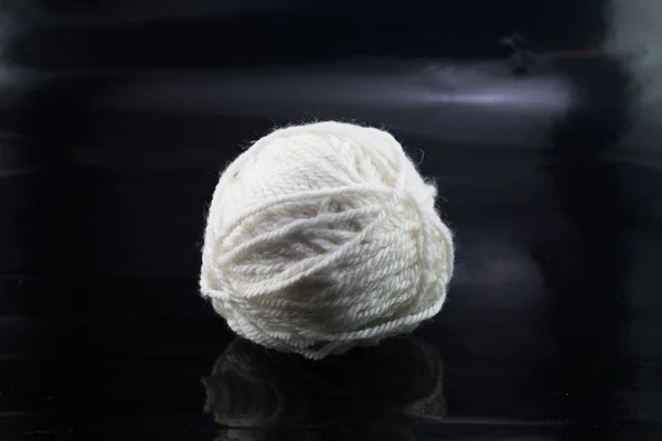yün iplik siyah bir arka plan üzerinde beyaz topu