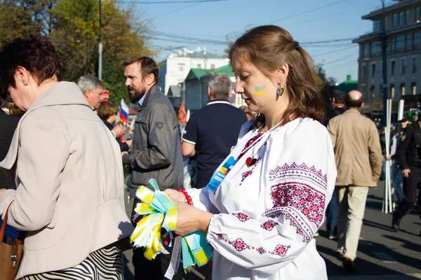 Марш мира, девушка в украинской национальной одежде — стоковое фото