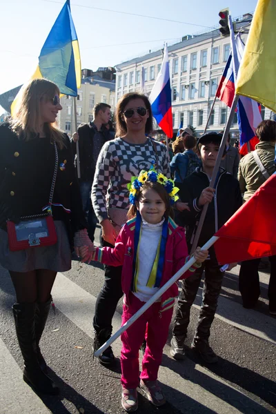 Kislány az ukrán koszorú — Stock Fotó