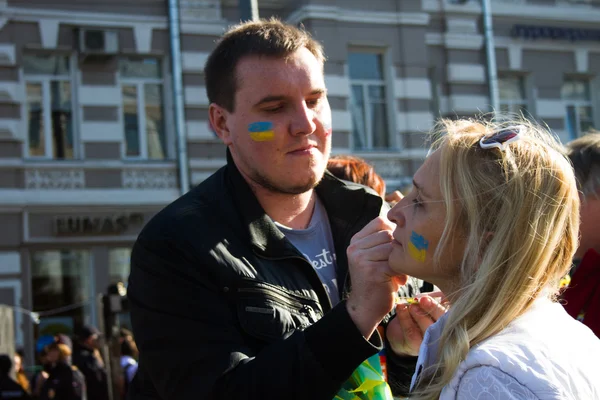 Peace March, participants draw on their faces, Ukrainian flag — Stock Photo, Image