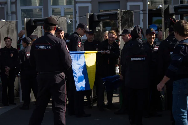 Bandera de Ucrania comprueba la policía rusa —  Fotos de Stock