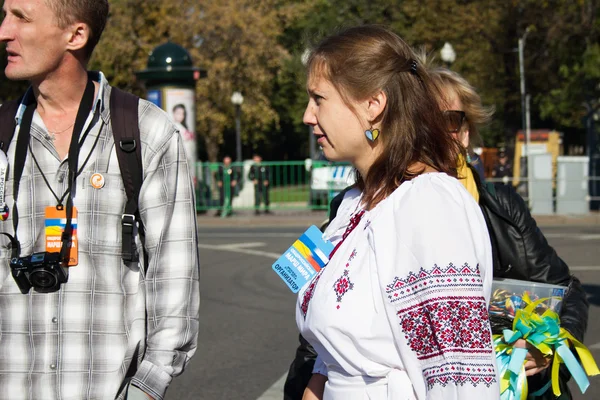 Marche de la paix, fille dans les vêtements nationaux ukrainiens — Photo