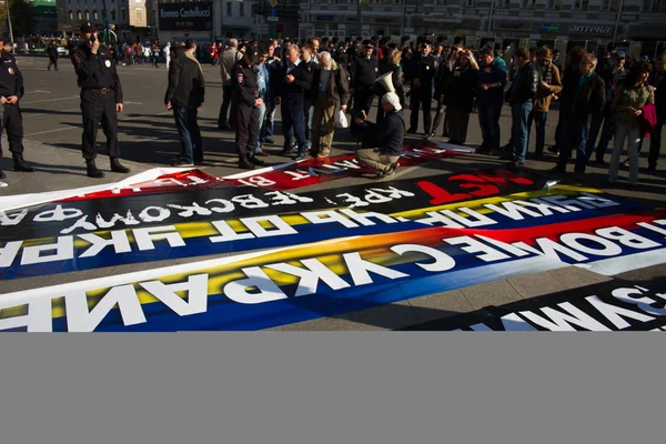 Politie chief viktor biryukov controleert affiches oppositie Vredesmars — Stockfoto