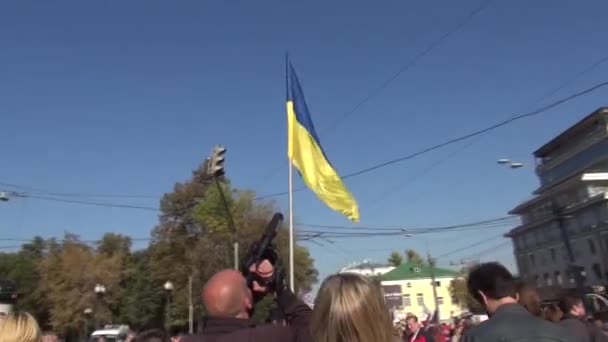 Ukrainische Flagge auf dem Friedensmarsch in Russland — Stockvideo