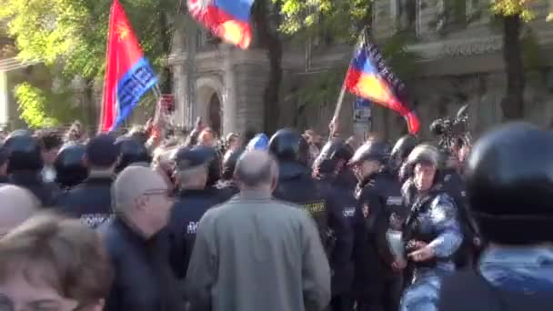 Provocateurs trying to break into peace March in Moscow — Stock Video