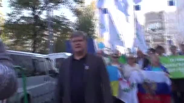 De leider van de partij Jabloko sergei mitrokhin over de vrede maart in Moskou — Stockvideo