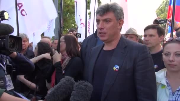 Opposition leader Boris Nemtsov on the peace March in Moscow — Stock Video