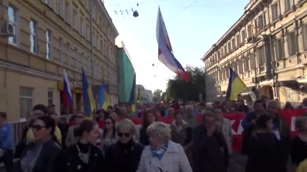 Kolumna opozycji i policja na marszu pokoju w Moskwie — Wideo stockowe