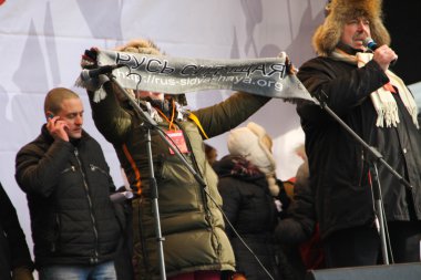 Olga Romanova ve politikacı Gennady Gudkov oturan Rusya temsilcisi