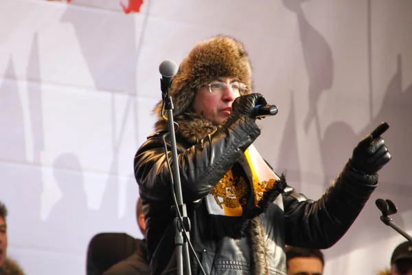 Le nationaliste Aleksandr Belov Potkin sur la scène du rassemblement d'opposition — Photo